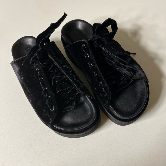 Simone Rocha velvet platform sandals in black. - Picture 3 of 9